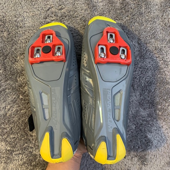 soulcycle Men\'s Gray Athletic Cycling Shoes with Yellow Accents